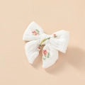 Vue détaillée de la barrette à nœud en mousseline de coton avec imprimé rose rouge - Floral Rouge