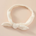 Dettaglio della fascia per neonati in mussola di cotone con orecchie di coniglio - Beige