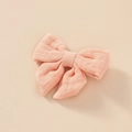 Détail de la texture d'une barrette en mousseline de coton de couleur rose poudré - Rose Carmin