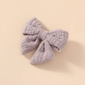 Détail de la pince à cheveux noeud en gaze de coton mauve avec texture gaufrée double - Mauve Clair