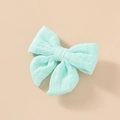 Détail de la pince à cheveux nœud en gaze de coton vert menthe double épaisseur - Verdoyant