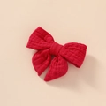 Détail du nœud à cheveux en mousseline de coton rouge montrant la texture du tissu gaze - Rouge