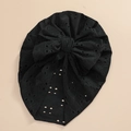 Dettaglio del turbante nero per neonati con grande fiocco in ricamo inglese in cotone - Nero