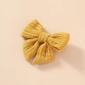Gros plan détaillé d'un nœud en gaze de coton moutarde avec une texture naturelle - Curcuma