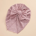 Bonnet turban bébé rose poudré avec dentelle ajourée et un grand nœud décoratif - Peau Foncée Rouge