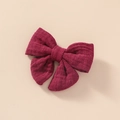 Détail de la pince à cheveux en mousseline rouge foncé montrant le tissu doux - Bordeaux