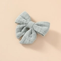 Vue détaillée de la pince à cheveux noeud en double gaze de coton bleu poudré - Vert Haricot