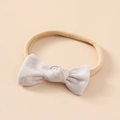 Vue détaillée du nœud en lin doux pour bébé et du bandeau élastique en nylon - Blanc Cassé