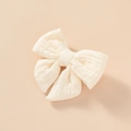 Gros plan sur le nœud en gaze de coton mousseline crème montrant la texture du tissu - Blanc Cassé