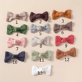 Vue à plat de treize nœuds papillon faits main en lin en diverses couleurs pour filles - Couleur Aléatoire