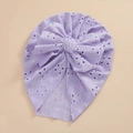 Dettaglio del turbante per neonati in pizzo lilla con grande fiocco e motivi ricamati - Viola