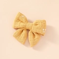 Détail d'un nœud à cheveux en mousseline jaune avec de délicats motifs de cerises - Cerise