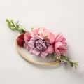 Detail eines handgefertigten Baby-Stirnbands mit Seidenblumen und Nylonband - Morandi Handgefertigter Seidentuch-Blumen-Stil (2)