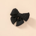 Détail de la pince à cheveux noeud en mousseline de coton noir avec texture douce - Noir
