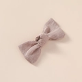 Détail d'un nœud papillon en lin fait main pour cheveux de couleur vieux rose poudré - Kaki