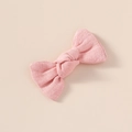 Détail d'un nœud papillon en lin rose montrant le nœud fait main et le tissu tissé - Rose Moyen