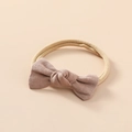 Détail du bandeau bébé en lin rose poudré avec bande souple en nylon élastique - Khaki