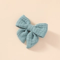 Détail du nœud papillon bleu clair en gaze de coton avec une texture de tissu froissé - Bleu clair