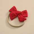 Détail du nœud en dentelle rouge ajourée sur un bandeau de bébé en nylon élastique doux - Rouge