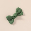 Détail macro du n?ud pour cheveux en lin vert forêt montrant la texture du tissu - Vert