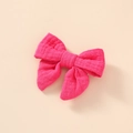 Vue détaillée de la pince à cheveux nœud papillon en mousseline de coton magenta pour fille - Rose rouge