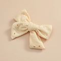 Detailaufnahme der elfenbeinfarbenen Schleife aus Spitze mit Wellenrand für Mädchen - 8.5*6.5 cm / Beige