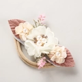 Detail eines böhmischen Baby-Stirnbands mit 3D-Stoffblumen und Perlenakzenten - Beigefarbener Perlenverzierter Blumen-Stil (9)