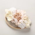 Detailaufnahme der handgefertigten Stoffblumen und des weichen Nylon-Stirnbands für Babys - Cremefarbener Stoffblüten-Stil (10)