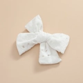 Détail du nœud papillon blanc en dentelle anglaise avec broderies florales fines - 8.5*6.5 cm / Blanc