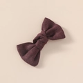 Vue détaillée d'une pince à cheveux nœud en lin violet foncé avec texture tissée - Bordeaux