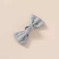 Détail de la texture en lin gris d'une barrette à nœud faite à la main pour filles - Gris clair