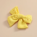Détail d'un nœud papillon jaune vif avec broderie en dentelle ajourée pour enfants - 8.5*6.5 cm / Jaune vif