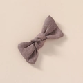 Gros plan détaillé sur un nœud à cheveux en lin mauve texturé avec design fait à la main - Café
