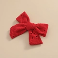 Détail de la barrette à nœud rouge en dentelle brodée montrant la texture du tissu ajouré - 8.5*6.5 cm / Rouge