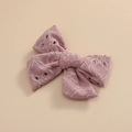 Gros plan sur un nœud pour cheveux en dentelle rose avec broderie et texture de tissu - 8.5*6.5 cm / Rose Poudré