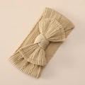 Detalle de la suave textura de punto jacquard beige en una diadema ancha para bebé - Tostado