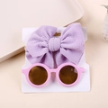 Gros plan d'un bandeau à nœud violet gaufrette et lunettes de soleil roses pour bébés - Ensemble emballé sur carte / Ensemble Violet Clair