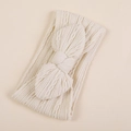 Dettaglio della fascia in jacquard di nylon crema con un grande fiocco testurizzato - Avorio