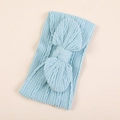 Vue détaillée du bandeau bébé en nylon jacquard bleu clair avec un grand nœud texturé - Bleu ciel