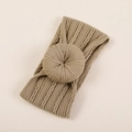 Détail macro du bandeau bébé kaki en tricot avec nœud donut et texture torsadée - Emballage OPP individuel / Khaki (#6)