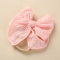 Detailopname van de zachte roze katoenen mousseline strik met flexibele baby hoofdband - 10.5x10.5cm / Dieproze