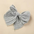 Primer plano de un lazo grande de algodón gris para el pelo con tejido texturizado - 10.5x10.5cm / Verde Frijol