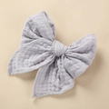 Primer plano del lazo de algodón lavanda para el pelo con textura de gasa doble suave - 10.5x10.5cm / Gris claro