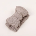 Détail de la maille torsadée douce sur le bandeau pour bébé à double nœud marron clair - 17x9x5.5cm / Khaki