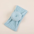 Détail d'un bandeau bébé bleu clair avec nœud donut doux et texture en maille torsadée - Emballage OPP individuel / Bleu Ciel (#3)