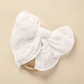 Detail einer weichen, weißen Mull-Schleife und eines hochelastischen Baby-Stirnbands - 10.5x10.5cm / Weiß