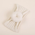 Dettaglio macro della fascia per neonati in maglia a trecce panna con nodo a ciambella - Confezione OPP individuale / Bianco Avorio (#4)