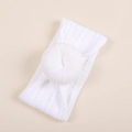 Détail d'un bandeau blanc doux pour bébé en tissu côtelé avec un nœud en forme de donut - Emballage OPP individuel / Blanc (#10)