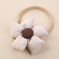 Dettaglio della fascia per neonati in nylon con fiore 3D in tessuto beige e bottone marrone - Fiore Beige 3D a Cinque Petali (#2)