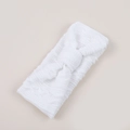 Detailopname van een witte gebreide babyhoofdband met strik en ademende haakstructuur - Lichtwit